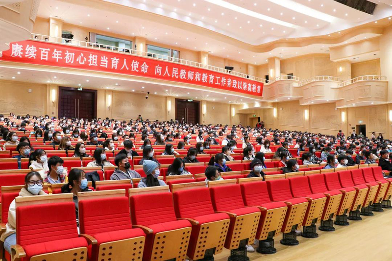 1637159536567080187.jpg 观众.jpg