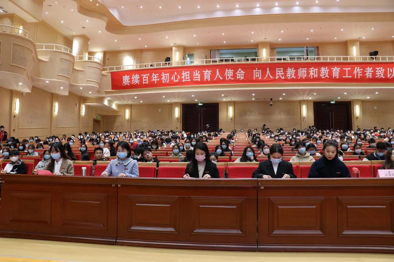 1637159510129090729.jpg 评委.jpg